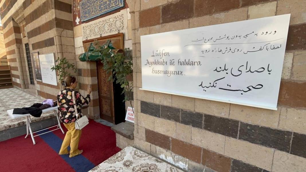 Tarihi camide tartışma yaratan görüntüler: Uyarılar da personel de yetersiz kaldı 8